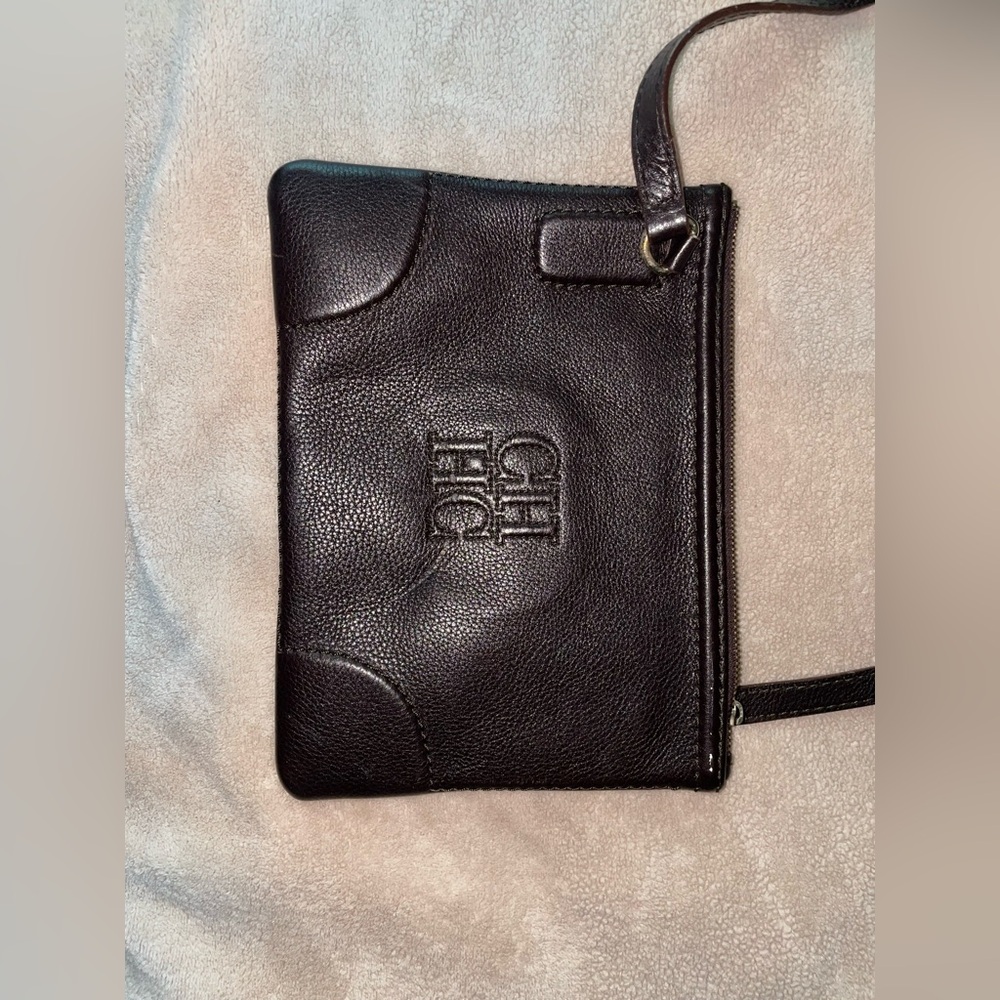 Carolina Herrera crossbody bag. In good condition! Ready to ship the next day